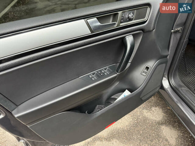 Серый Фольксваген Туарег, объемом двигателя 3 л и пробегом 260 тыс. км за 16700 $, фото 37 на Automoto.ua