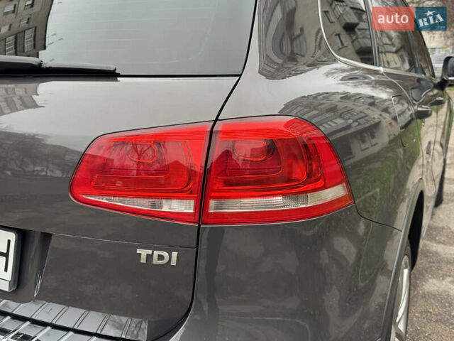 Серый Фольксваген Туарег, объемом двигателя 3 л и пробегом 260 тыс. км за 16700 $, фото 23 на Automoto.ua