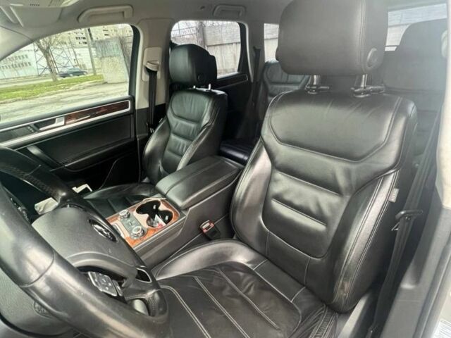 Серый Фольксваген Туарег, объемом двигателя 3 л и пробегом 290 тыс. км за 17999 $, фото 4 на Automoto.ua