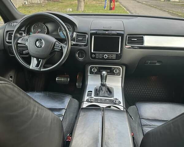 Серый Фольксваген Туарег, объемом двигателя 2.97 л и пробегом 228 тыс. км за 18700 $, фото 10 на Automoto.ua