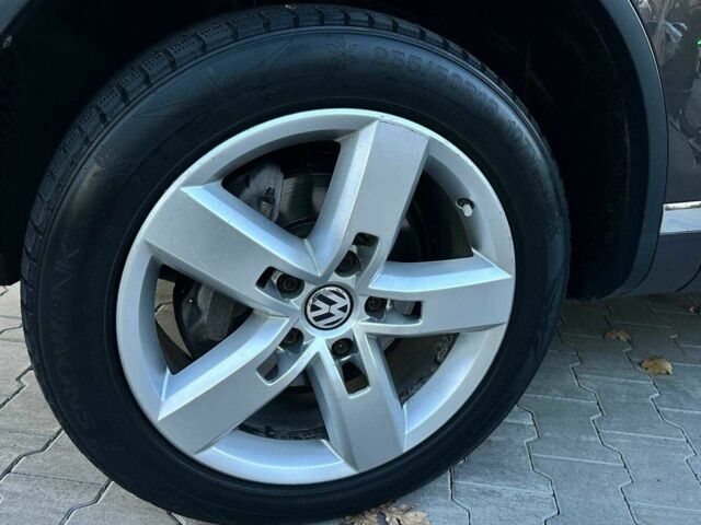 Серый Фольксваген Туарег, объемом двигателя 3 л и пробегом 296 тыс. км за 14490 $, фото 3 на Automoto.ua