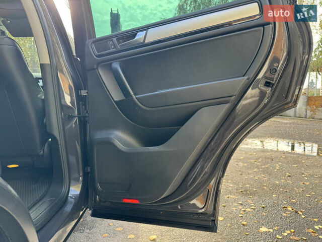 Сірий Фольксваген Туарег, об'ємом двигуна 3 л та пробігом 260 тис. км за 16700 $, фото 52 на Automoto.ua