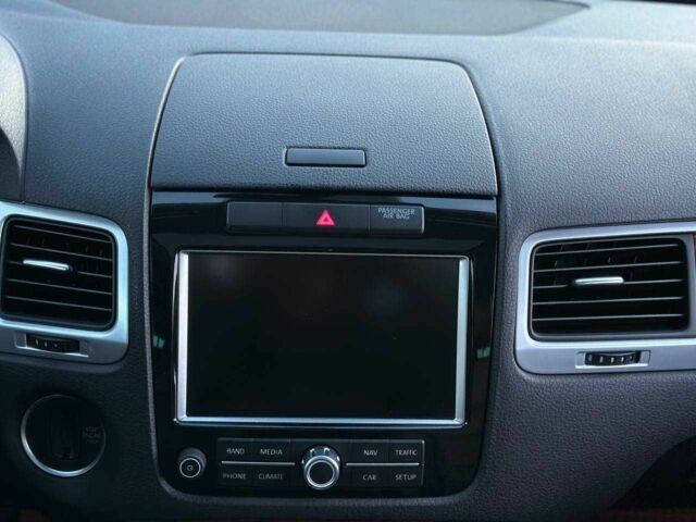 Серый Фольксваген Туарег, объемом двигателя 3 л и пробегом 296 тыс. км за 14490 $, фото 6 на Automoto.ua