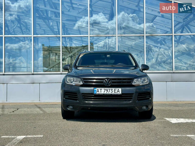 Серый Фольксваген Туарег, объемом двигателя 3 л и пробегом 226 тыс. км за 15490 $, фото 2 на Automoto.ua