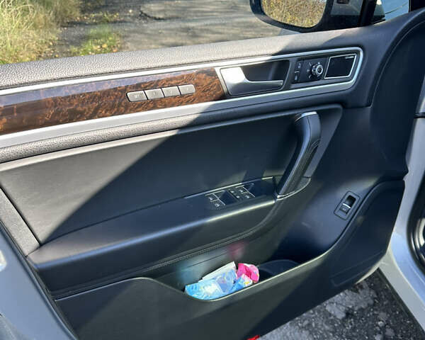 Серый Фольксваген Туарег, объемом двигателя 2.97 л и пробегом 296 тыс. км за 21000 $, фото 8 на Automoto.ua