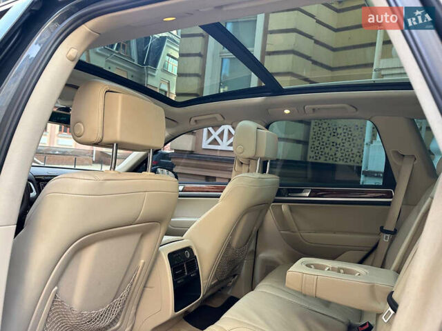 Серый Фольксваген Туарег, объемом двигателя 2.97 л и пробегом 300 тыс. км за 13400 $, фото 22 на Automoto.ua