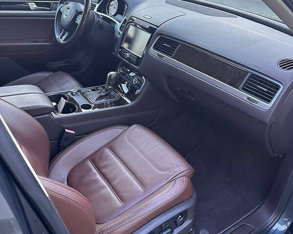 Серый Фольксваген Туарег, объемом двигателя 3.6 л и пробегом 196 тыс. км за 15999 $, фото 6 на Automoto.ua