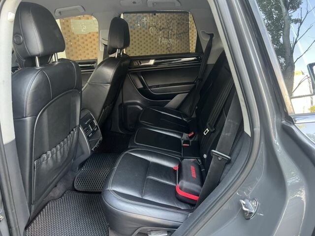 Сірий Фольксваген Туарег, об'ємом двигуна 3 л та пробігом 259 тис. км за 17500 $, фото 5 на Automoto.ua