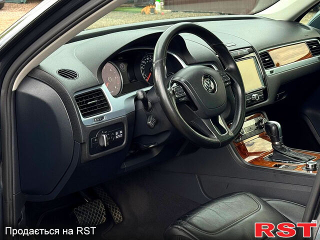 Серый Фольксваген Туарег, объемом двигателя 3 л и пробегом 308 тыс. км за 18500 $, фото 5 на Automoto.ua