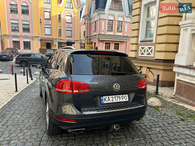 Серый Фольксваген Туарег, объемом двигателя 2.97 л и пробегом 300 тыс. км за 13400 $, фото 5 на Automoto.ua