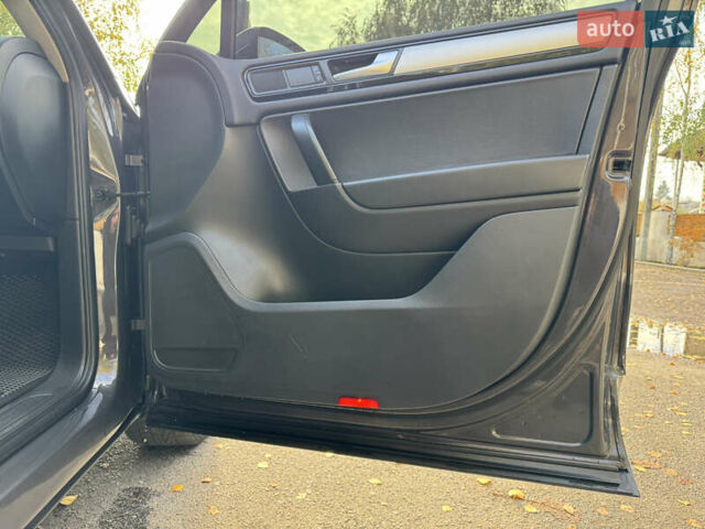 Сірий Фольксваген Туарег, об'ємом двигуна 3 л та пробігом 260 тис. км за 16700 $, фото 57 на Automoto.ua