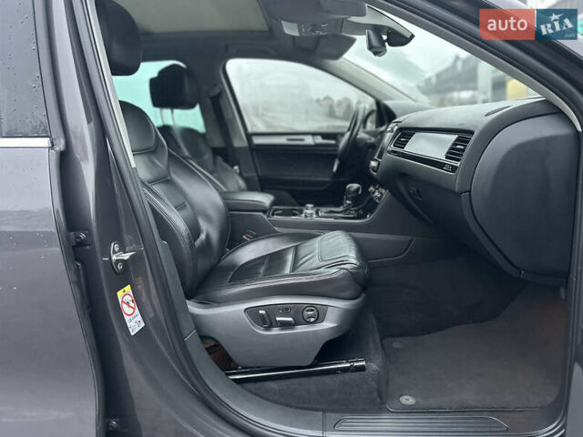 Сірий Фольксваген Туарег, об'ємом двигуна 3 л та пробігом 298 тис. км за 18500 $, фото 105 на Automoto.ua