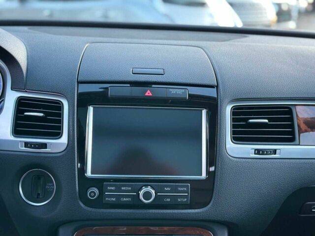 Серый Фольксваген Туарег, объемом двигателя 3 л и пробегом 296 тыс. км за 14490 $, фото 16 на Automoto.ua