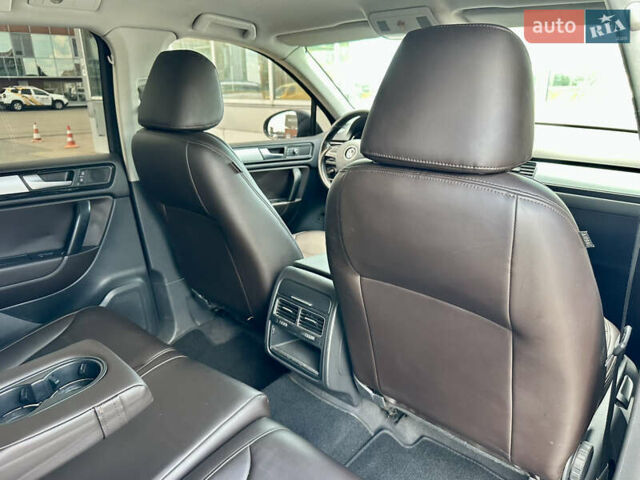 Серый Фольксваген Туарег, объемом двигателя 3 л и пробегом 226 тыс. км за 15490 $, фото 39 на Automoto.ua