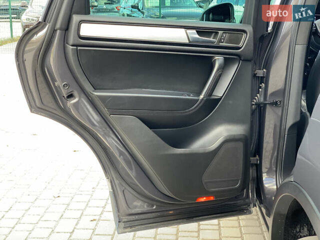 Серый Фольксваген Туарег, объемом двигателя 3 л и пробегом 260 тыс. км за 18899 $, фото 27 на Automoto.ua