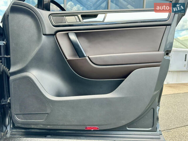 Серый Фольксваген Туарег, объемом двигателя 3 л и пробегом 226 тыс. км за 15490 $, фото 40 на Automoto.ua