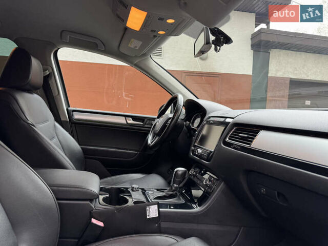 Серый Фольксваген Туарег, объемом двигателя 2.97 л и пробегом 285 тыс. км за 16990 $, фото 46 на Automoto.ua