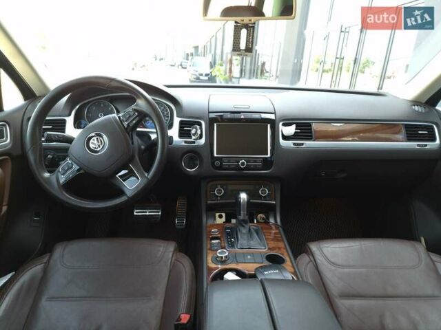 Серый Фольксваген Туарег, объемом двигателя 3 л и пробегом 215 тыс. км за 19300 $, фото 5 на Automoto.ua