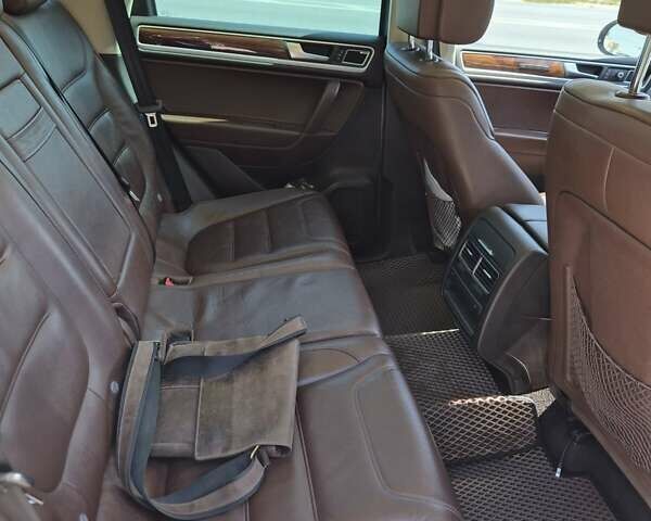 Серый Фольксваген Туарег, объемом двигателя 3 л и пробегом 215 тыс. км за 19300 $, фото 11 на Automoto.ua