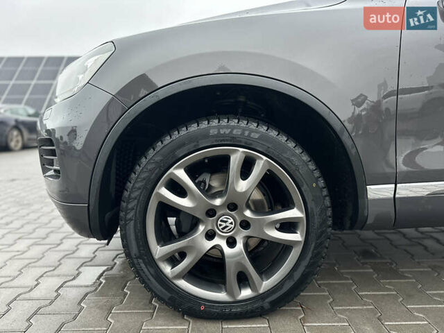 Сірий Фольксваген Туарег, об'ємом двигуна 3 л та пробігом 298 тис. км за 18500 $, фото 4 на Automoto.ua