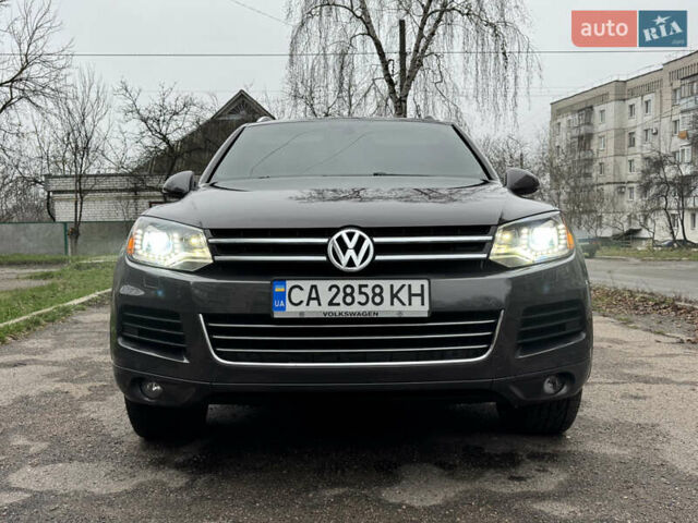 Серый Фольксваген Туарег, объемом двигателя 3 л и пробегом 260 тыс. км за 16700 $, фото 2 на Automoto.ua