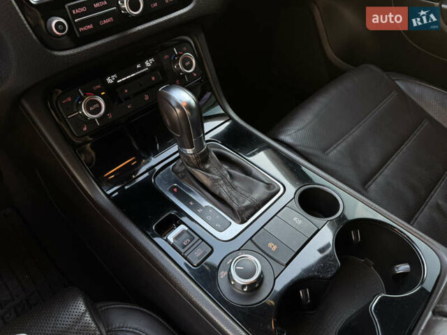 Сірий Фольксваген Туарег, об'ємом двигуна 2.97 л та пробігом 238 тис. км за 18300 $, фото 44 на Automoto.ua