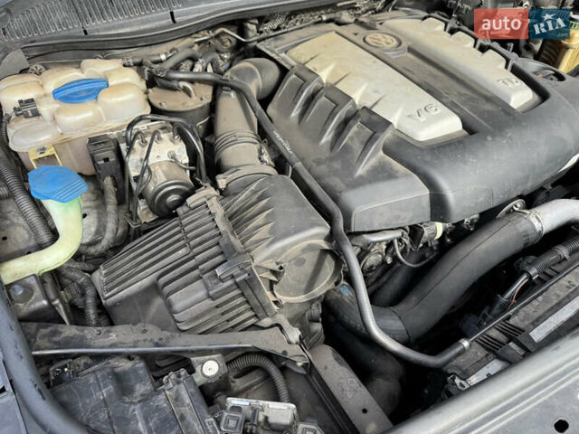 Сірий Фольксваген Туарег, об'ємом двигуна 3 л та пробігом 260 тис. км за 16700 $, фото 73 на Automoto.ua