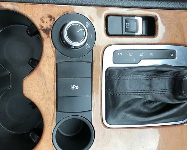 Серый Фольксваген Туарег, объемом двигателя 2.97 л и пробегом 263 тыс. км за 15900 $, фото 35 на Automoto.ua