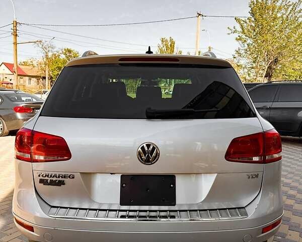 Серый Фольксваген Туарег, объемом двигателя 3 л и пробегом 286 тыс. км за 17900 $, фото 5 на Automoto.ua
