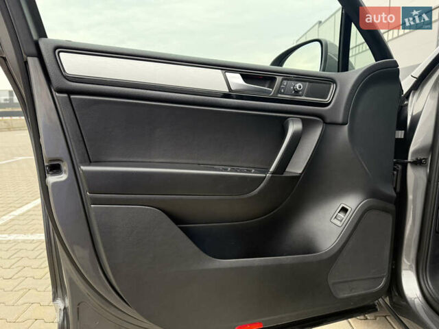 Сірий Фольксваген Туарег, об'ємом двигуна 3 л та пробігом 260 тис. км за 18700 $, фото 43 на Automoto.ua