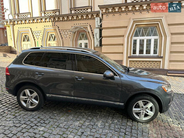 Серый Фольксваген Туарег, объемом двигателя 2.97 л и пробегом 300 тыс. км за 13400 $, фото 9 на Automoto.ua