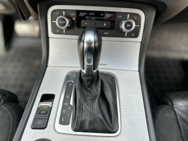 Серый Фольксваген Туарег, объемом двигателя 3 л и пробегом 225 тыс. км за 20000 $, фото 16 на Automoto.ua