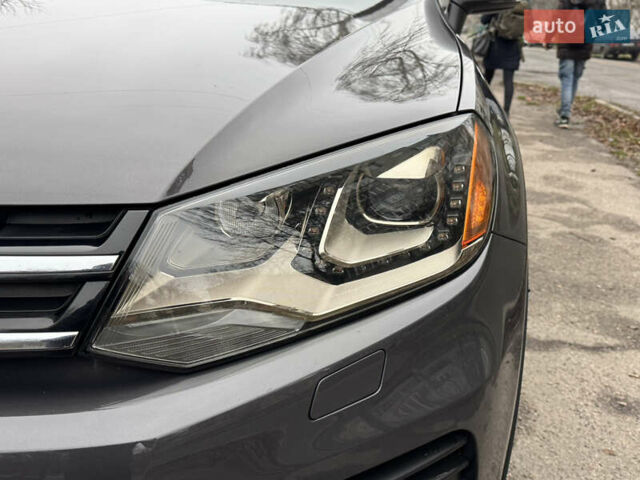 Серый Фольксваген Туарег, объемом двигателя 3 л и пробегом 260 тыс. км за 16700 $, фото 21 на Automoto.ua