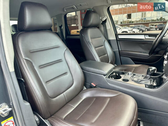 Серый Фольксваген Туарег, объемом двигателя 3 л и пробегом 226 тыс. км за 15490 $, фото 42 на Automoto.ua