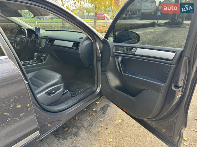 Сірий Фольксваген Туарег, об'ємом двигуна 3 л та пробігом 260 тис. км за 16700 $, фото 56 на Automoto.ua