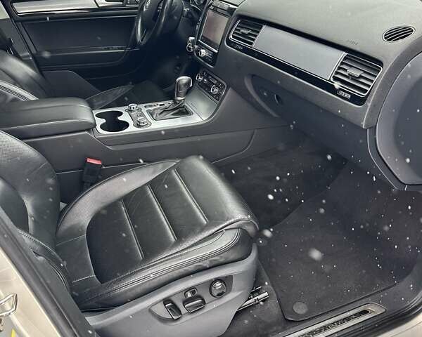 Серый Фольксваген Туарег, объемом двигателя 3 л и пробегом 190 тыс. км за 22700 $, фото 51 на Automoto.ua