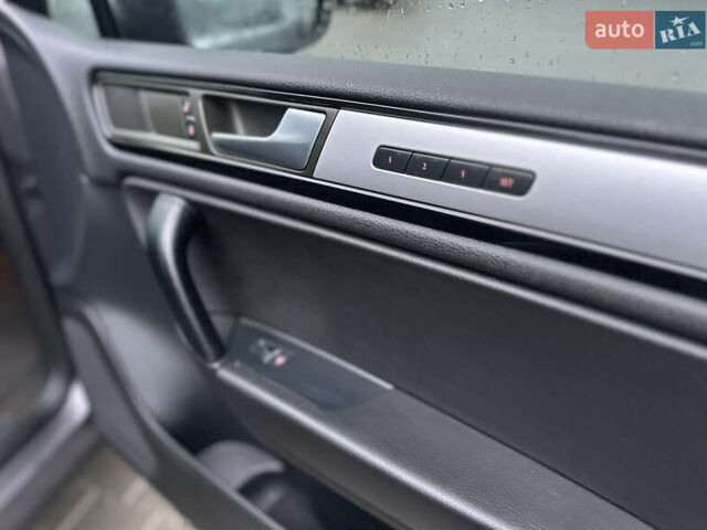 Сірий Фольксваген Туарег, об'ємом двигуна 3 л та пробігом 298 тис. км за 18500 $, фото 104 на Automoto.ua