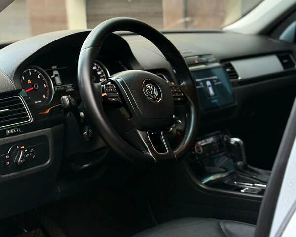 Серый Фольксваген Туарег, объемом двигателя 2.97 л и пробегом 360 тыс. км за 14900 $, фото 10 на Automoto.ua