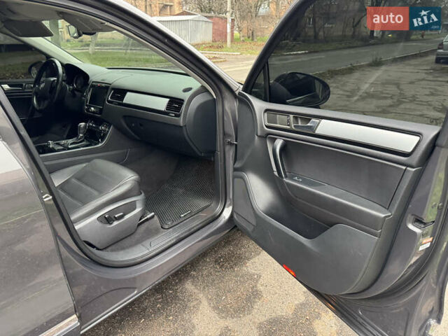 Серый Фольксваген Туарег, объемом двигателя 3 л и пробегом 260 тыс. км за 16700 $, фото 64 на Automoto.ua