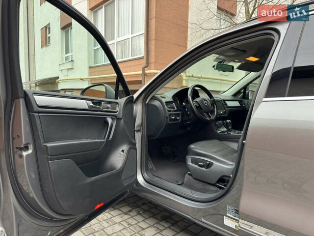 Серый Фольксваген Туарег, объемом двигателя 2.97 л и пробегом 285 тыс. км за 16990 $, фото 16 на Automoto.ua