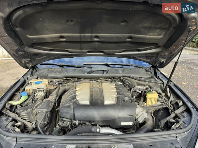 Сірий Фольксваген Туарег, об'ємом двигуна 3 л та пробігом 260 тис. км за 16700 $, фото 70 на Automoto.ua