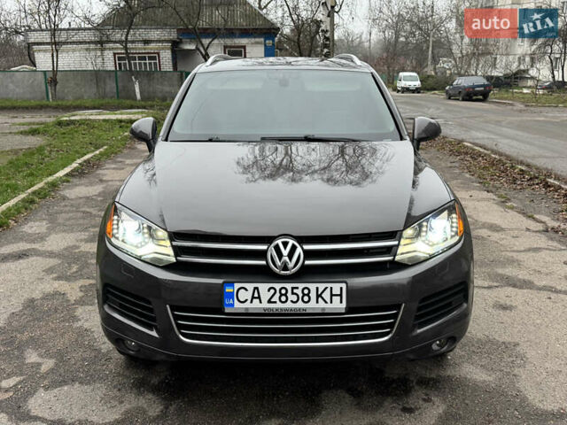 Серый Фольксваген Туарег, объемом двигателя 3 л и пробегом 260 тыс. км за 16700 $, фото 1 на Automoto.ua