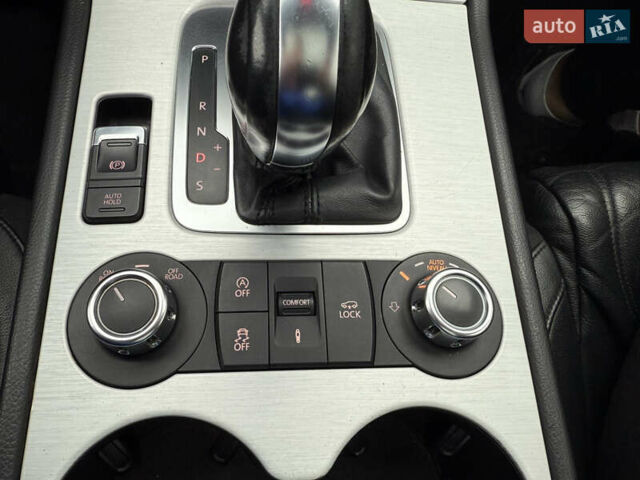 Сірий Фольксваген Туарег, об'ємом двигуна 3 л та пробігом 260 тис. км за 18700 $, фото 63 на Automoto.ua