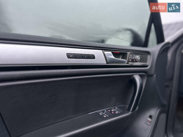 Сірий Фольксваген Туарег, об'ємом двигуна 3 л та пробігом 298 тис. км за 18500 $, фото 63 на Automoto.ua