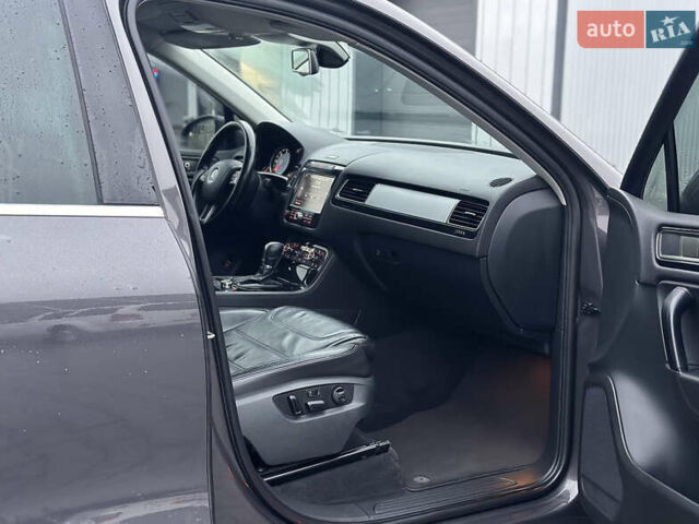 Сірий Фольксваген Туарег, об'ємом двигуна 3 л та пробігом 298 тис. км за 18500 $, фото 110 на Automoto.ua