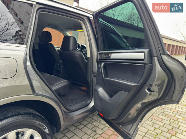 Серый Фольксваген Туарег, объемом двигателя 2.97 л и пробегом 285 тыс. км за 16990 $, фото 37 на Automoto.ua