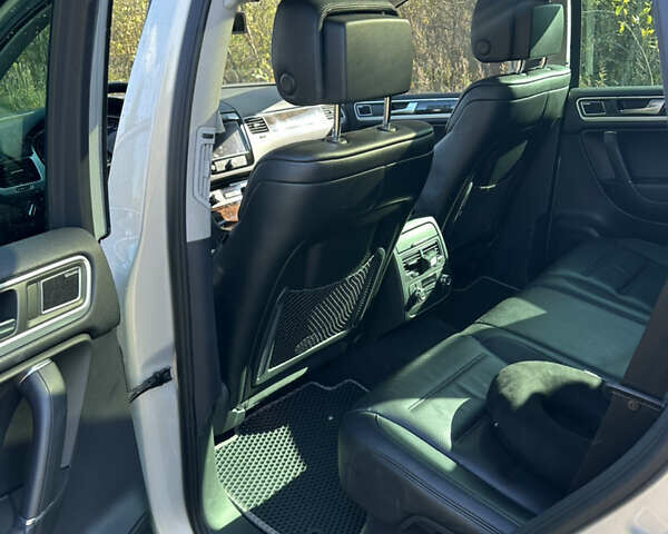 Серый Фольксваген Туарег, объемом двигателя 2.97 л и пробегом 296 тыс. км за 21000 $, фото 12 на Automoto.ua