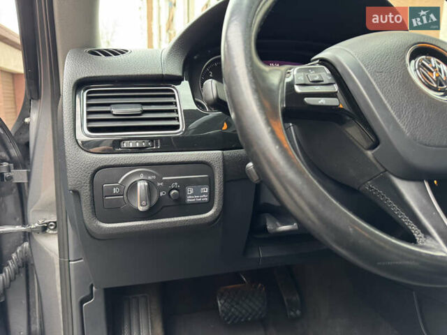 Серый Фольксваген Туарег, объемом двигателя 2.97 л и пробегом 285 тыс. км за 16990 $, фото 20 на Automoto.ua