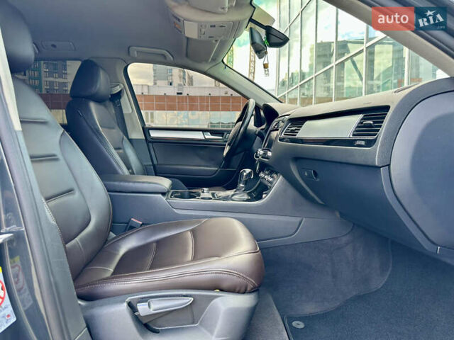 Серый Фольксваген Туарег, объемом двигателя 3 л и пробегом 226 тыс. км за 15490 $, фото 41 на Automoto.ua