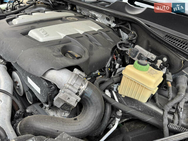 Серый Фольксваген Туарег, объемом двигателя 2.97 л и пробегом 285 тыс. км за 16990 $, фото 50 на Automoto.ua